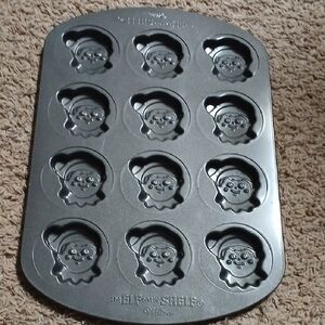 Wilton Elf on the Shelf Muffin Pan - Gray
